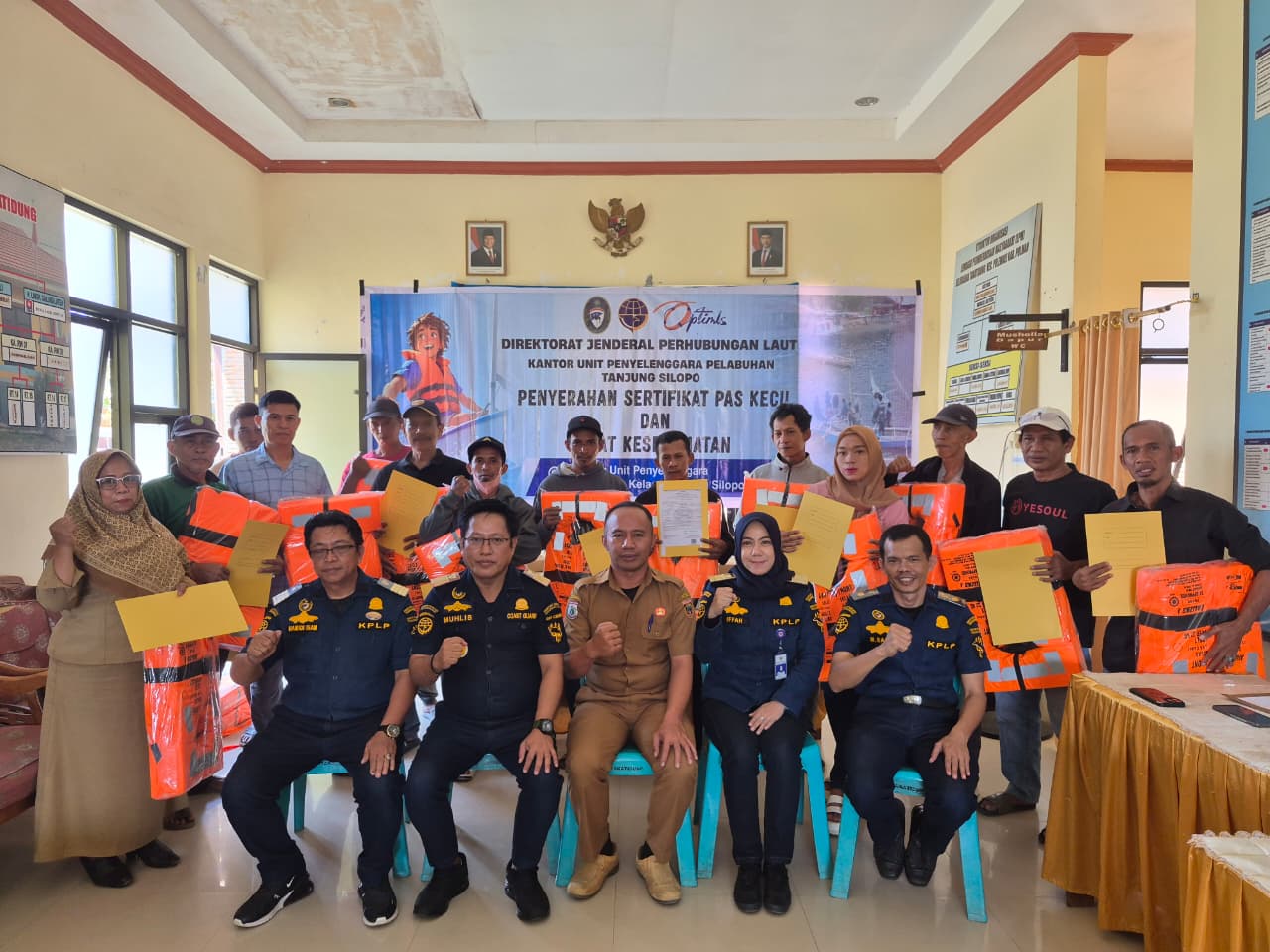 Penyerahan Sertifikat Pas Kecil dan Alat Keselamatan, Kelurahan Takatidung